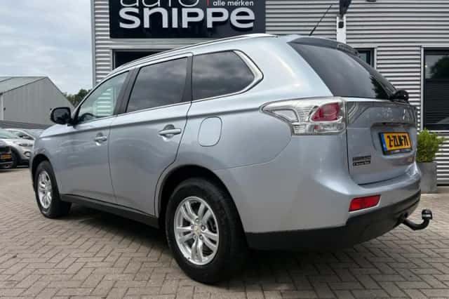Mitsubishi Outlander (2015) thumbnail 3
