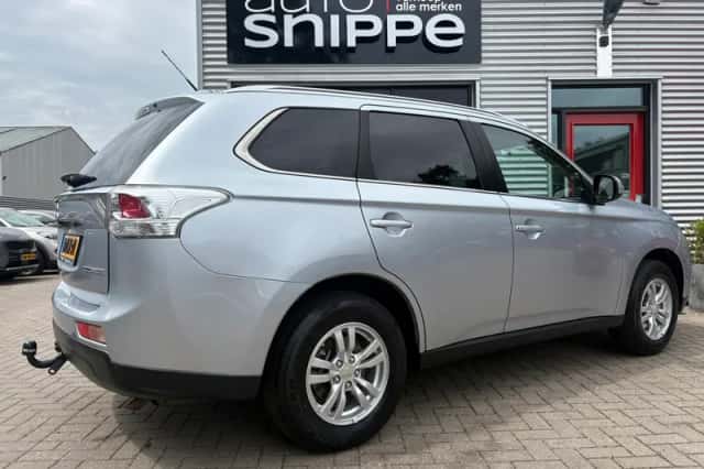 Mitsubishi Outlander (2015) thumbnail 4