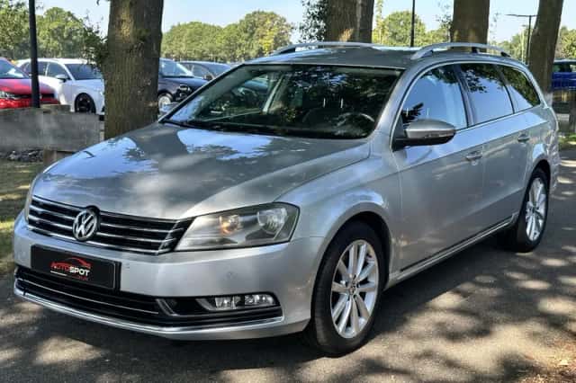 Volkswagen Passat (2011) thumbnail 6