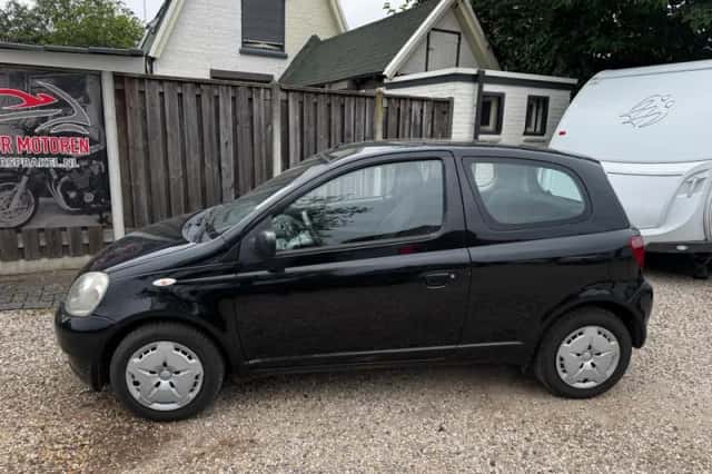 Toyota Yaris (2002) thumbnail 2