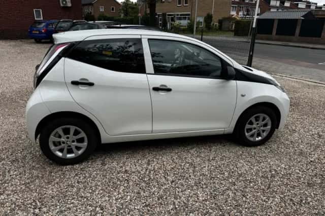 Toyota Aygo (2015) thumbnail 2