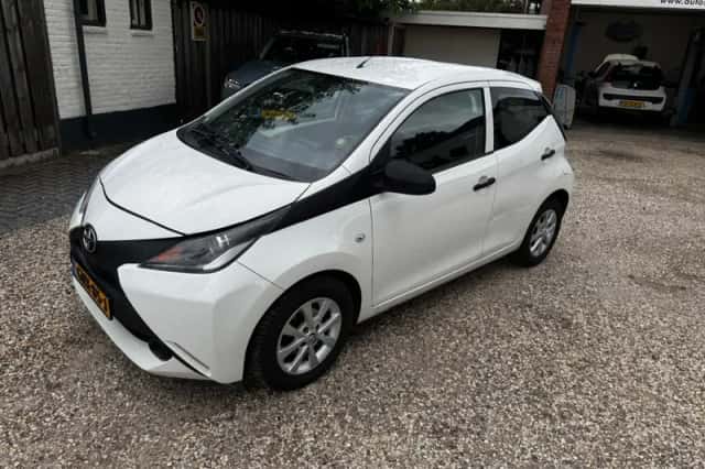 Toyota Aygo (2015) thumbnail 3