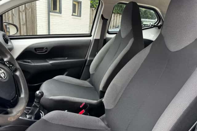 Toyota Aygo (2015) thumbnail 5