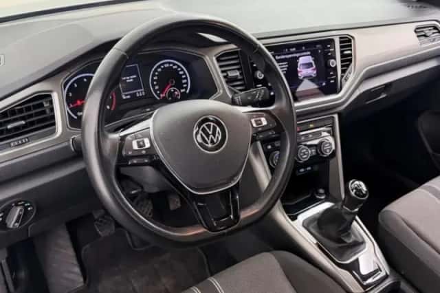Volkswagen T-Roc (2021) thumbnail 3