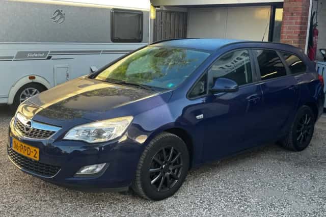 Opel Astra (2011) thumbnail 1