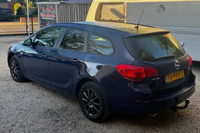 Opel Astra (2011) thumbnail 3