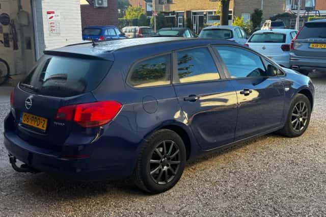 Opel Astra (2011) thumbnail 4
