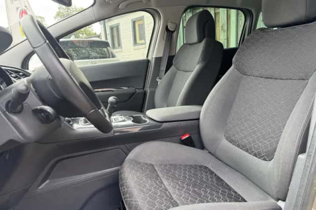 Peugeot 3008 (2014) thumbnail 5