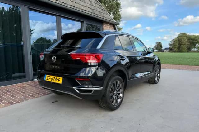 Volkswagen T-Roc (2019) thumbnail 3