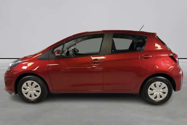 Toyota Yaris (2015) thumbnail 2