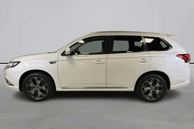 Mitsubishi Outlander (2020) thumbnail 2