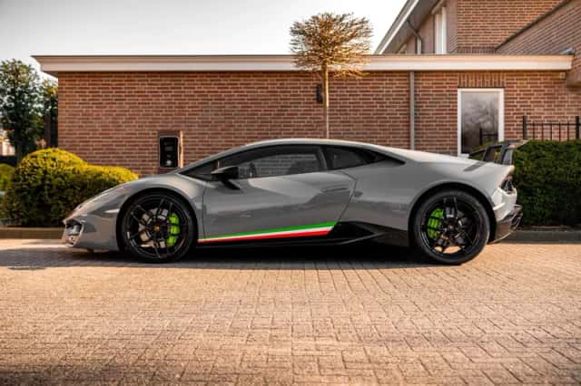 Lamborghini Huracan (2016) thumbnail 4
