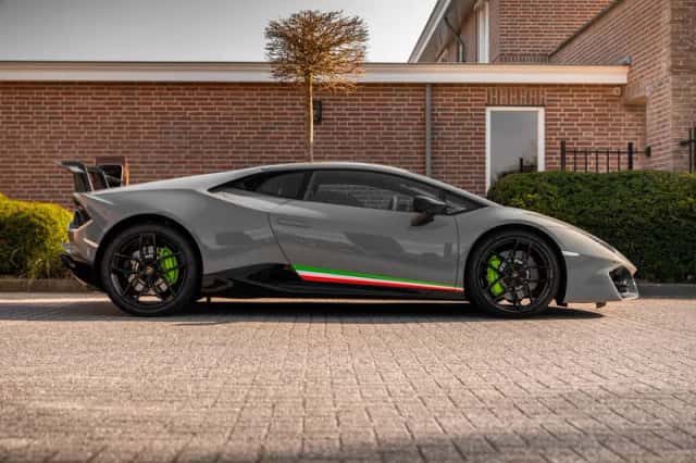 Lamborghini Huracan (2016) thumbnail 5