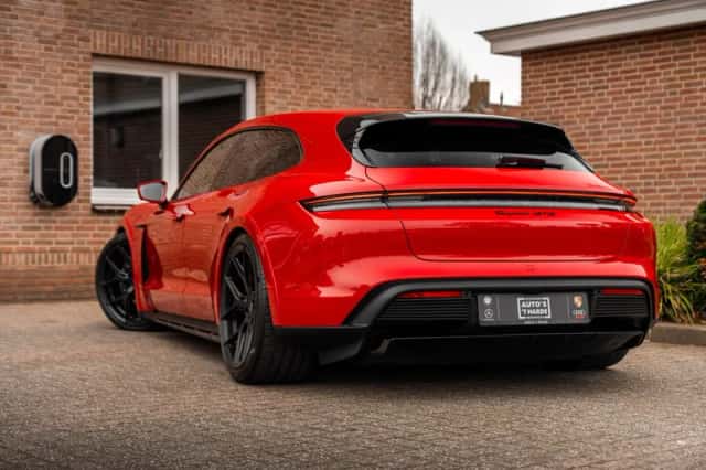 Porsche Taycan (2023) thumbnail 2