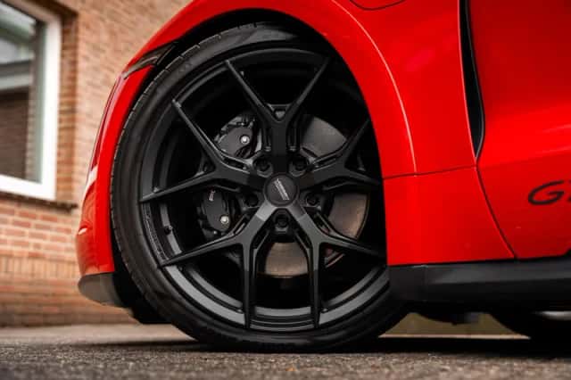 Porsche Taycan (2023) thumbnail 3