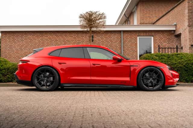 Porsche Taycan (2023) thumbnail 4