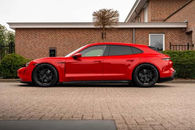 Porsche Taycan (2023) thumbnail 5