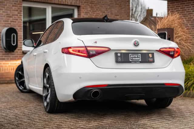 Alfa Romeo Giulia (2016) thumbnail 2