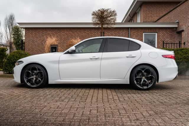 Alfa Romeo Giulia (2016) thumbnail 4