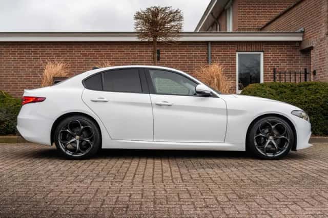 Alfa Romeo Giulia (2016) thumbnail 5