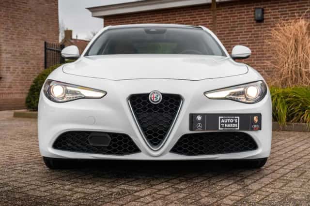 Alfa Romeo Giulia (2016) thumbnail 6