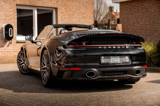 Porsche 911 (2021) thumbnail 2
