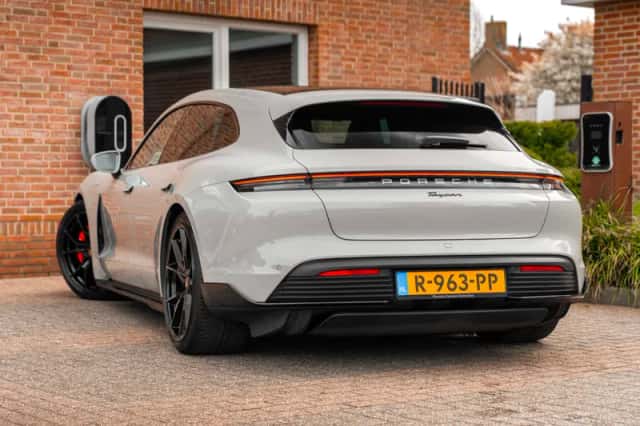 Porsche Taycan (2022) thumbnail 2