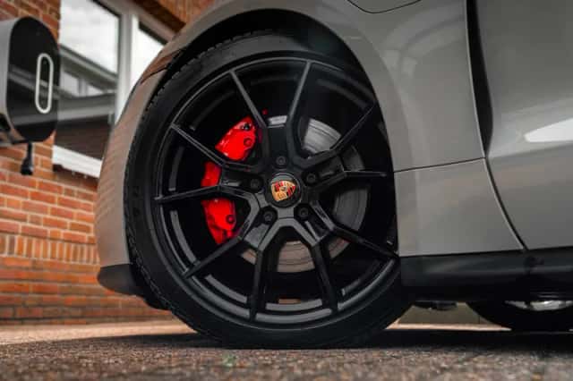 Porsche Taycan (2022) thumbnail 3