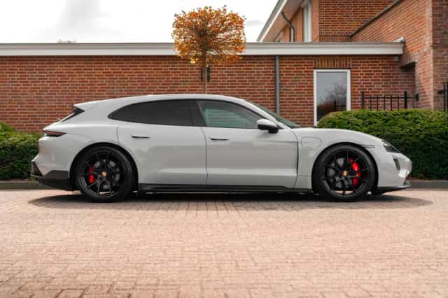 Porsche Taycan (2022) thumbnail 4