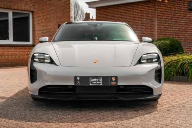 Porsche Taycan (2022) thumbnail 6