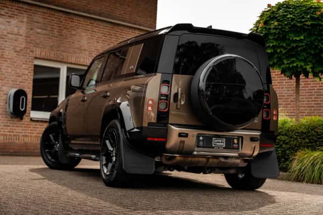 Land Rover Defender (2021) thumbnail 2