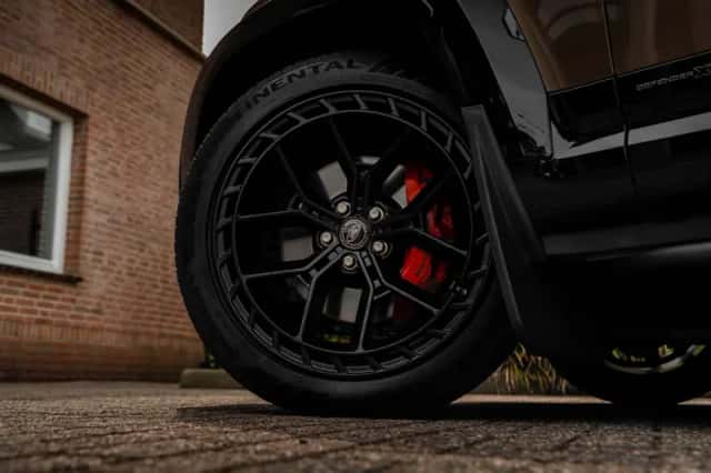 Land Rover Defender (2021) thumbnail 3
