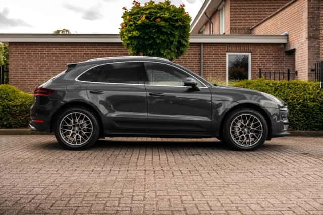 Porsche Macan (2017) thumbnail 5