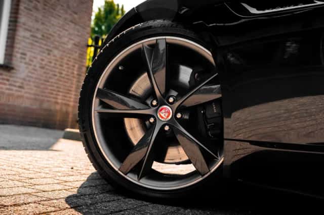 Jaguar F-Type (2015) thumbnail 3