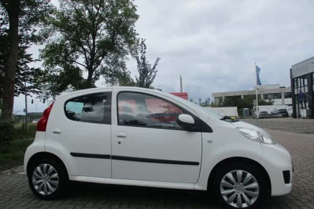 Peugeot 107 (2011) thumbnail 3