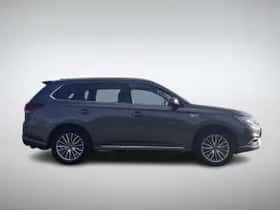 Mitsubishi Outlander (2021) thumbnail 4