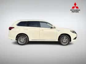 Mitsubishi Outlander (2021) thumbnail 3