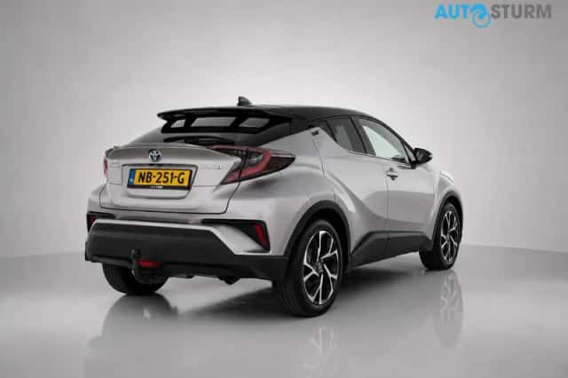 Toyota C-HR (2017) thumbnail 3
