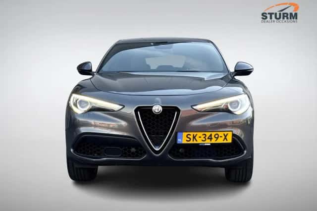 Alfa Romeo Stelvio (2018) thumbnail 2