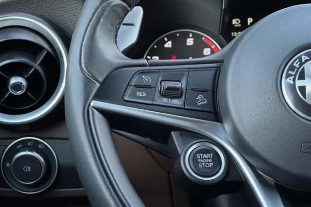 Alfa Romeo Stelvio (2018) thumbnail 15