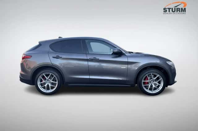 Alfa Romeo Stelvio (2018) thumbnail 3