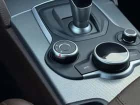 Alfa Romeo Stelvio (2018) thumbnail 27