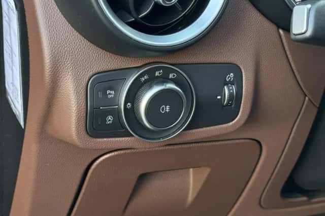 Alfa Romeo Stelvio (2018) thumbnail 32