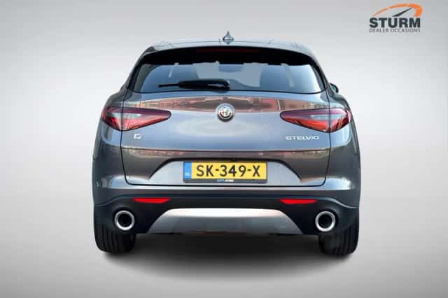 Alfa Romeo Stelvio (2018) thumbnail 5