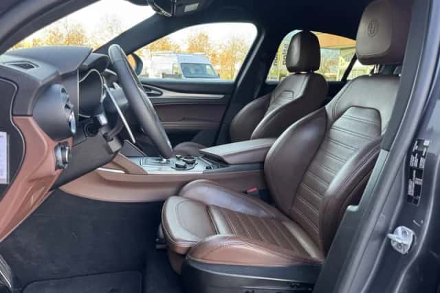 Alfa Romeo Stelvio (2018) thumbnail 9