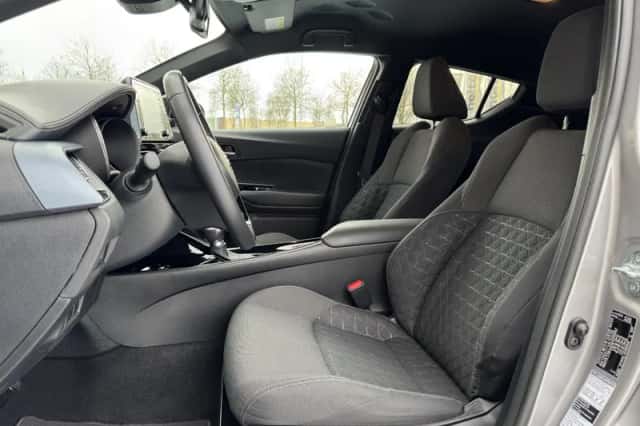 Toyota C-HR (2021) thumbnail 9