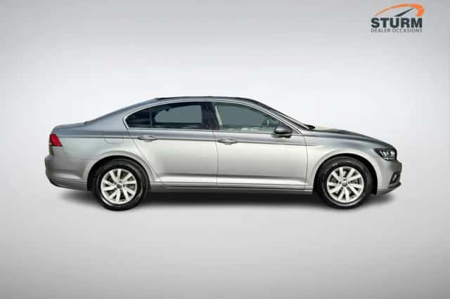 Volkswagen Passat (2021) thumbnail 3