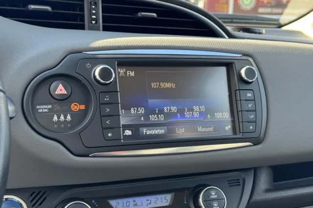 Toyota Yaris (2015) thumbnail 16