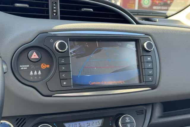 Toyota Yaris (2015) thumbnail 17