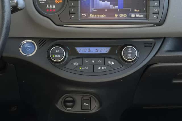 Toyota Yaris (2015) thumbnail 18